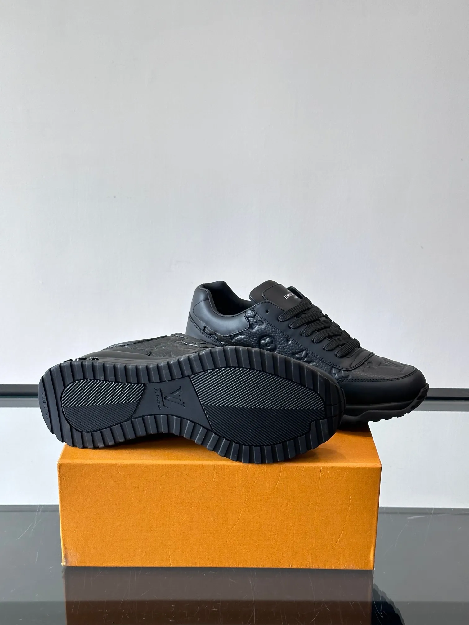 Men's Men's Shoes 💰500 [New Style] 🐡🐡LV🆕RUN AWAY sneakers, this Run Away sneaker is made of first-layer cowhide leather and breathable original material. The wedge-shaped rubber outsole continues the running shoe design, embellished with Monogram flowers, the L V letter is marked on the tongue, and the Louis Vuitton Paris logo is embellished on the back. Paired with brand logo cotton feet, the mesh lining and heel are spliced ​​and wrapped in cowhide, making the upper foot comfortable and breathable! size: 39-44 (38.45.46 customized)